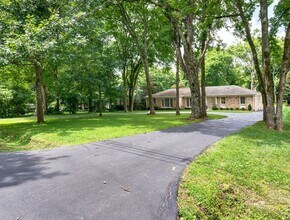 Building Photo - Charming 3BR/2.5BA Ranch-Style Home in the...