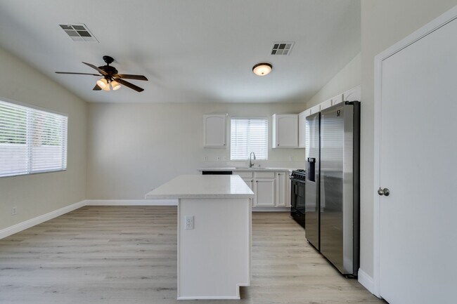 Building Photo - Stunning 3 bedroom, 2 bathroom house located in Silverado Ranch.