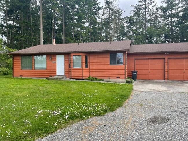 Building Photo - Pet Friendly, Private 3 Bedroom Home