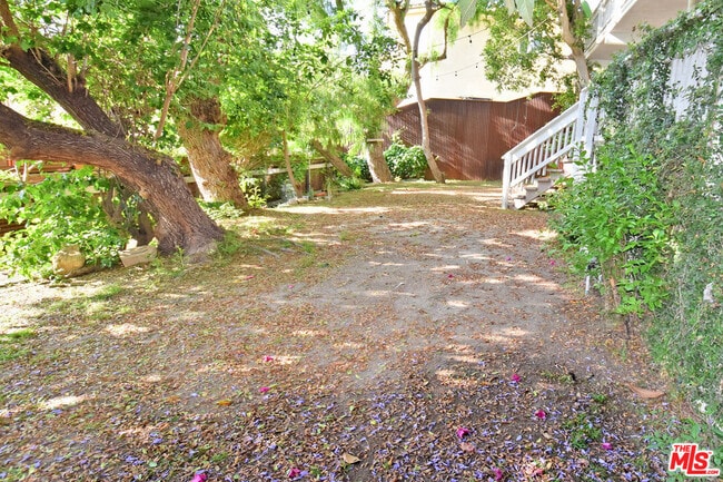 Building Photo - 2885 Searidge St