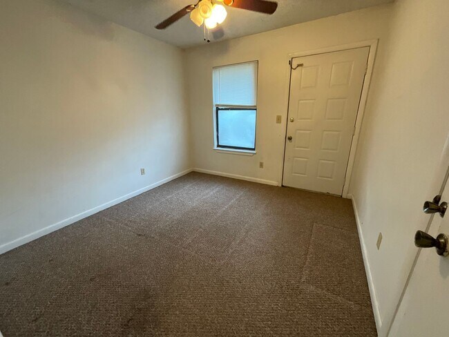 Building Photo - 2/1 Apartment in Chipley with Water, Sewer, Garbage, & Lawn Maintenance Included!