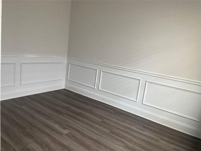 Building Photo - 560 Vandenburg Dr