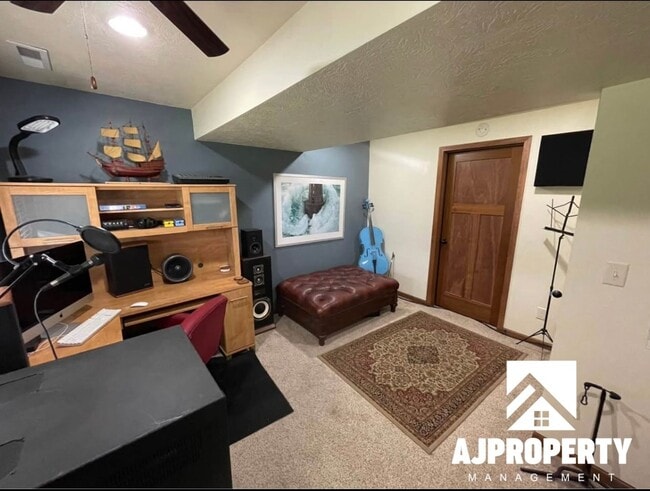Building Photo - 3105 S Dawley Cir