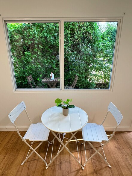Small table and chairs new - 400 NE 110th Ter