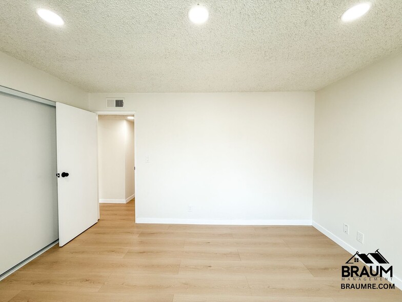 Building Photo - 221 W Elm Ave