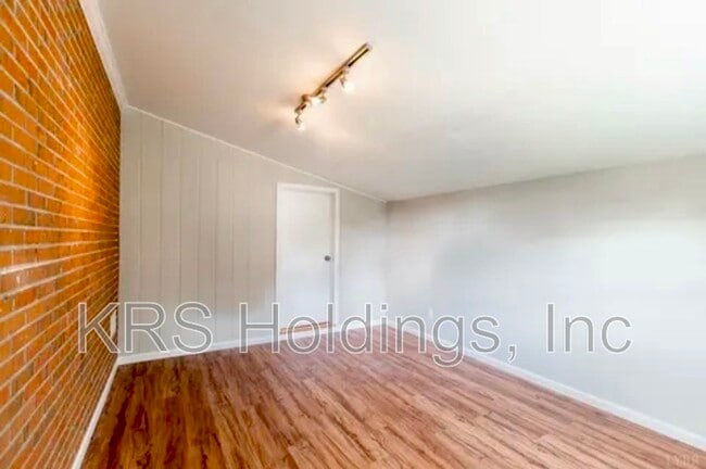 Building Photo - 103 Middleboro Pl