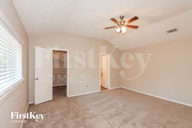 Building Photo - 2515 N Spring Dr