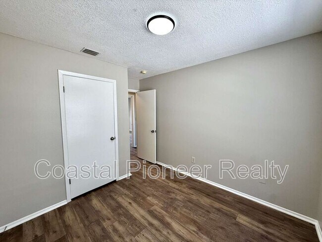 Building Photo - 1242 Coolmont Dr