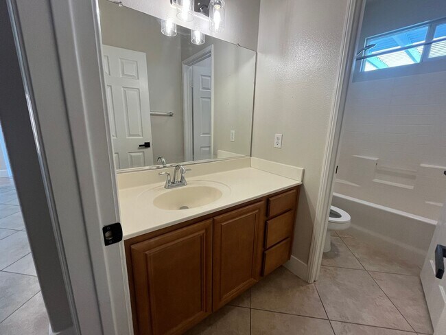 Building Photo - Spacious 5 Bedroom/3 Bath Home in Eastvale.