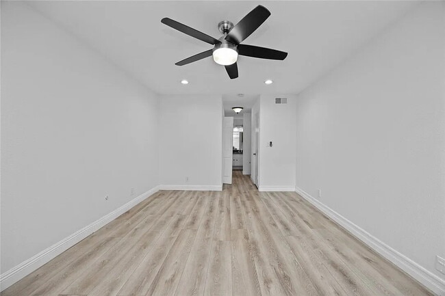 Building Photo - "Charming 1-Bedroom Furnished Retreat with...