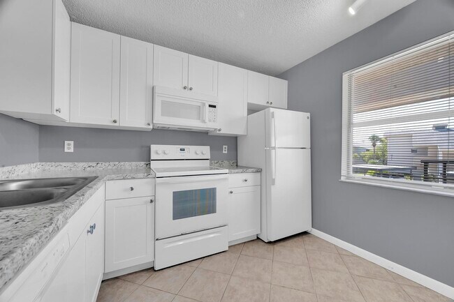 Building Photo - 3171 SE Aster Ln