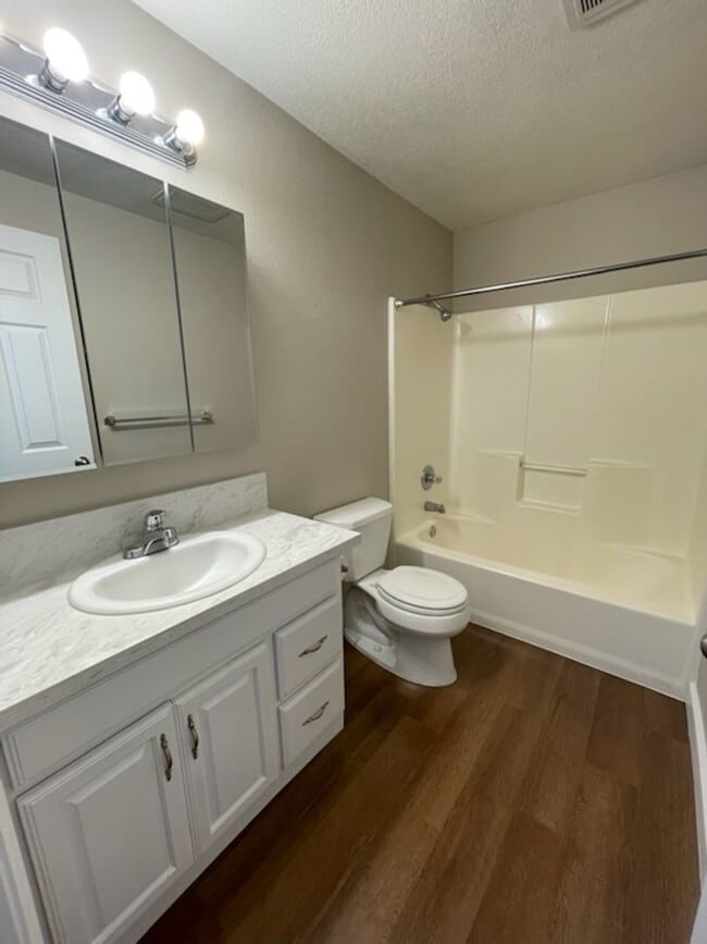 Building Photo - **APRIL MOVE-IN SPECIAL** Newly Remodeled 3 Bedroom Ranch Style Home