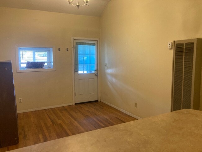 Building Photo - 646 E 2nd St