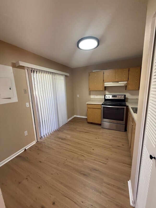 Building Photo - Updated 2-Bedroom Apartment in Quiet Ocala...