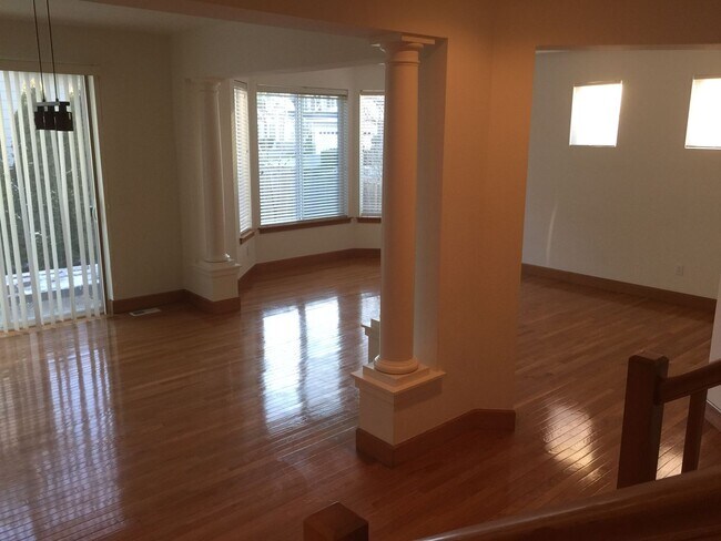 Building Photo - Beautifully Updated 4-Bedroom Home in Desi...