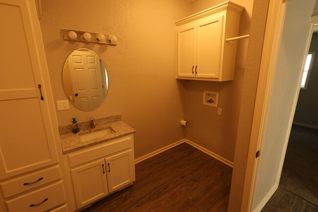 Building Photo - 619 Kiowa St