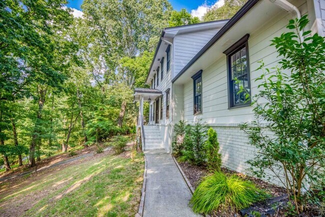 Building Photo - 813 Lakeshore Dr NW