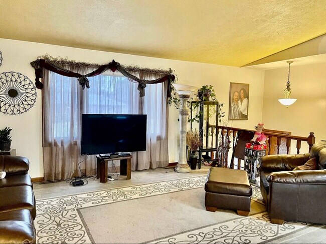 Building Photo - 5910 Thatcher Dr