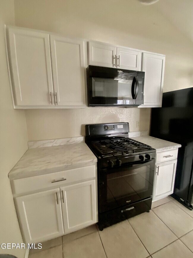 Building Photo - 823 Montera Rd