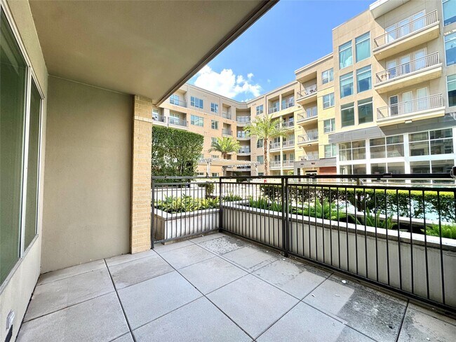Building Photo - 2111 Westheimer Rd