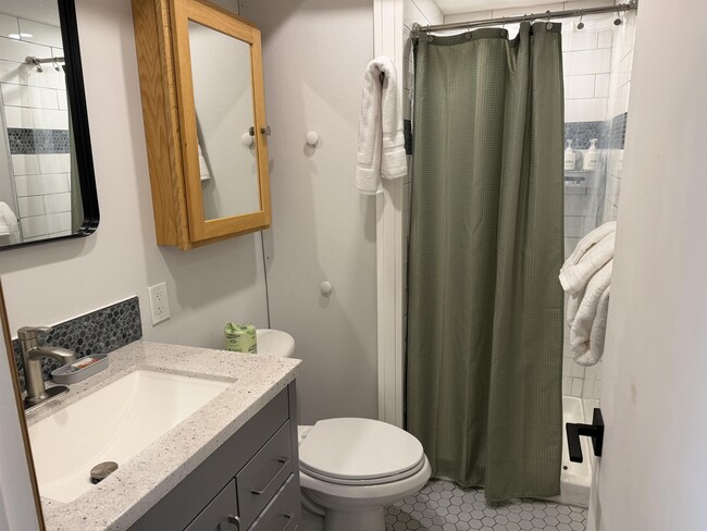 Building Photo - 220 Mountainside Dr