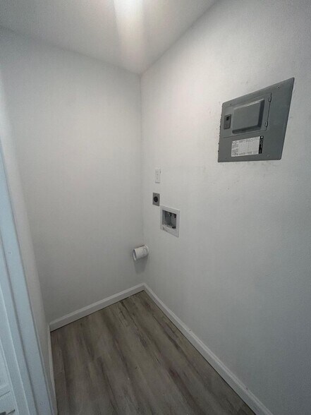 Building Photo - 423 E Sears St