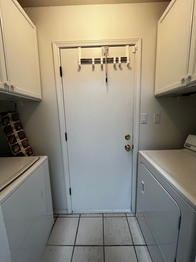 Building Photo - Beautifully FURNISHED Townhouse in a Great Location!