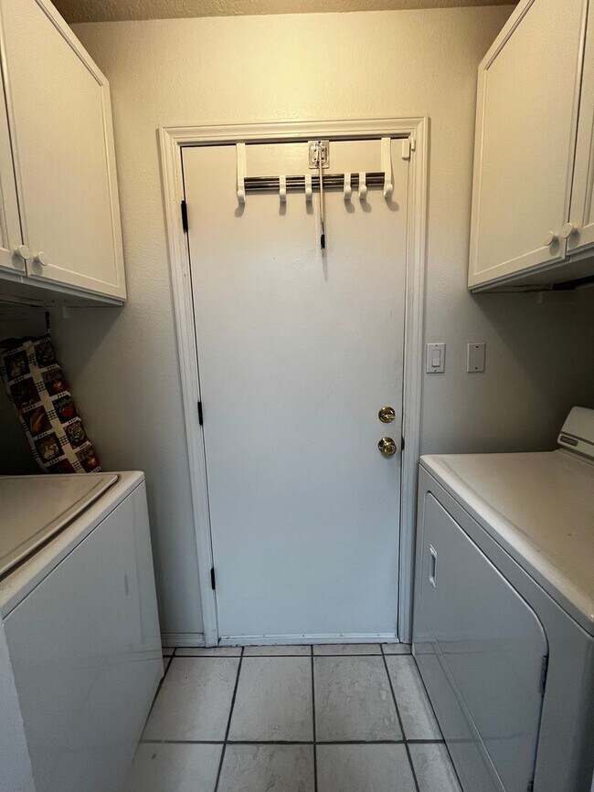 Building Photo - FURNISHED 2 bedroom 2 bath Townhouse With A Bonus Room in a Great Location!