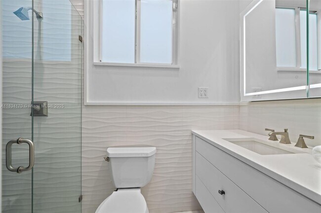 Building Photo - 205 N Hibiscus Dr