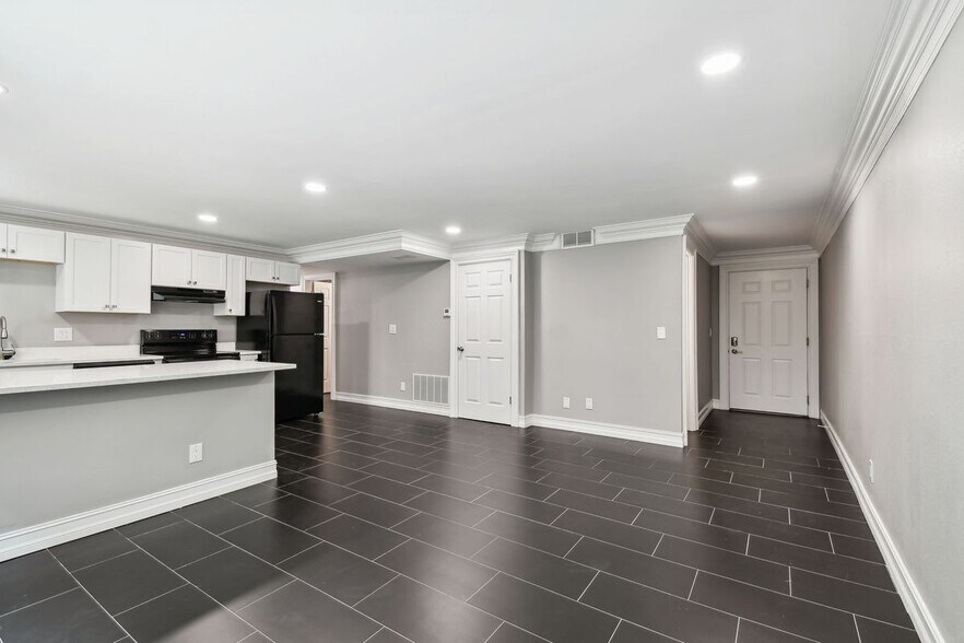 Building Photo - 2942 W Bay Dr