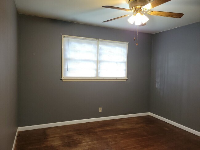 Building Photo - "Spacious 3-Bed Haven with Hardwood Floors in Huntsville – 2115 Sq Ft of Comfort!"
