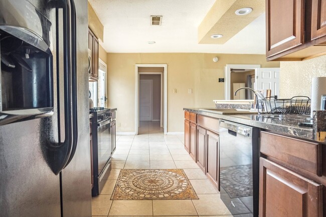 Building Photo - Queen room in 4-bed/2.0-bath Home