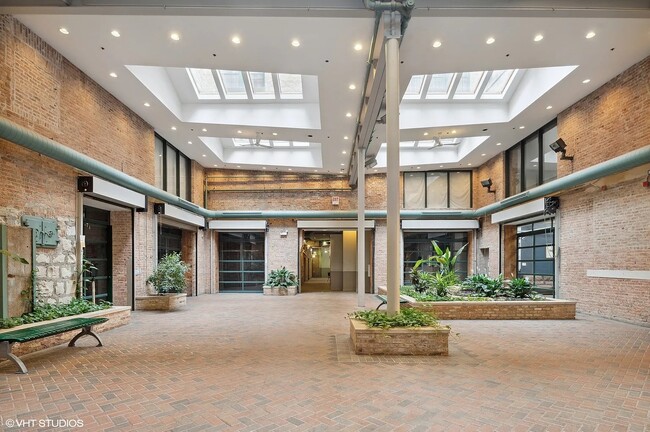 Rentable atrium - 1727 S Indiana Ave