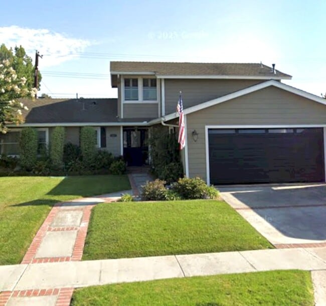 Building Photo - Beautiful 2-story pool home