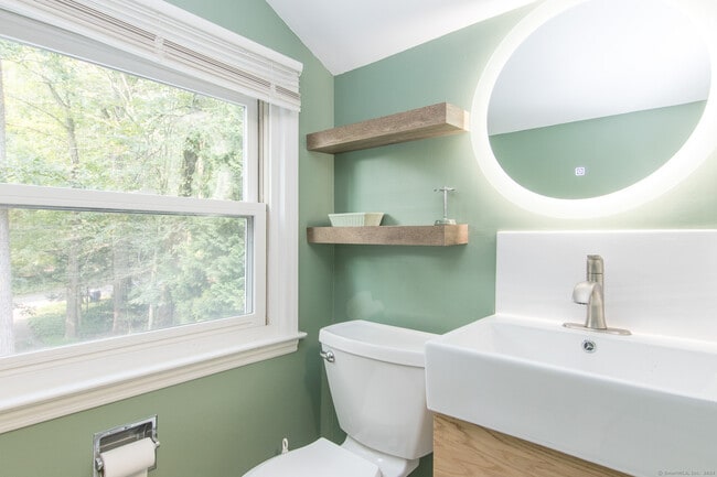 Building Photo - 211 New Canaan Rd