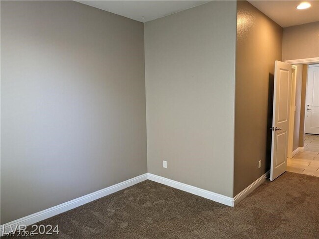 Building Photo - 909 Old Creek Way