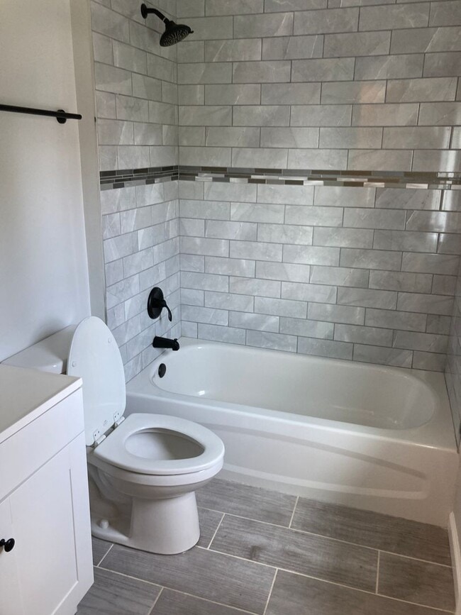 Building Photo - Fully renovated 3 bedroom, 2.5 bathroom en...