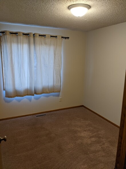 Upper Level Bed #2 - 7644 Woodlawn Dr