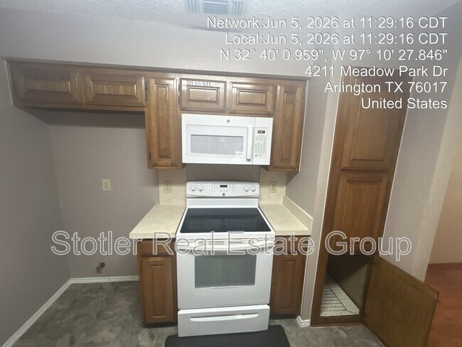 Building Photo - 4211 Meadow Park Dr