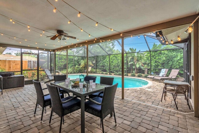 Building Photo - 2723 Gulf Gate Dr