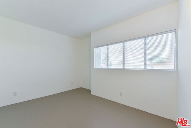 Building Photo - 558 Rose Ave