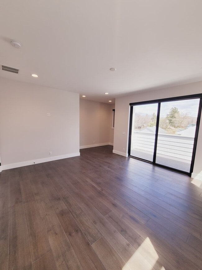 Building Photo - Luxury Downtown Townhome