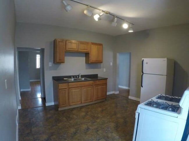 Building Photo - 2 Bedroom Single Family Mt Washington!