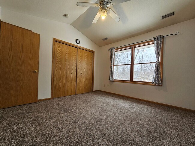 Building Photo - 2 Bedroom 1.5 bath condo with attached garage in great NE location!