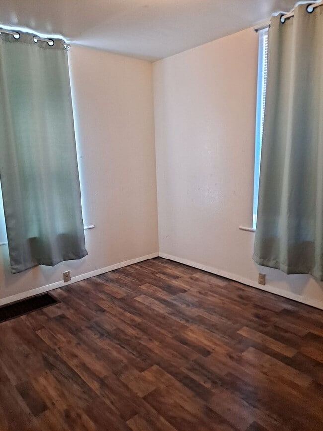 Building Photo - 511 Belmont Ave