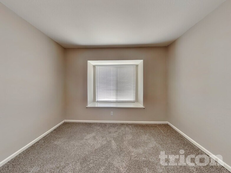 Building Photo - 5022 Crestwood Dr