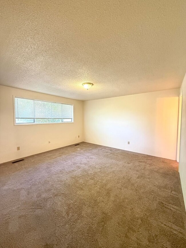 Building Photo - Roomy 3 Bed, 2 Bath Home in Northeast Medford