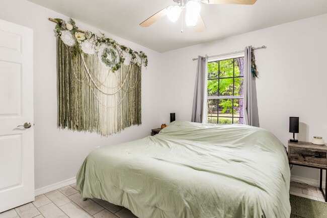 Building Photo - Move-in ready 3-bedroom, 1-bath cottage