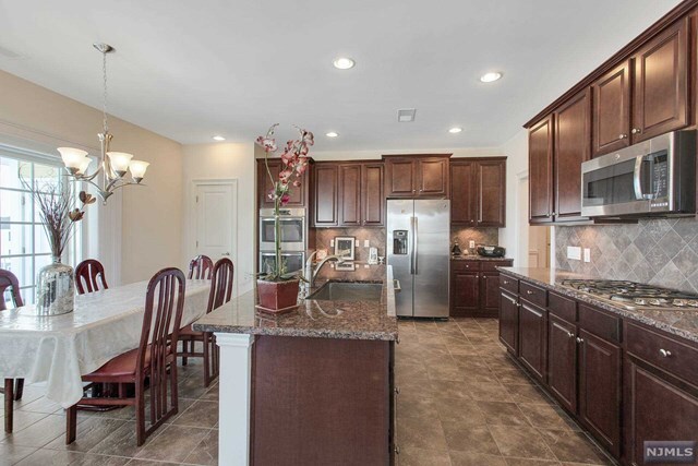 Building Photo - 910 Four Seasons Ln
