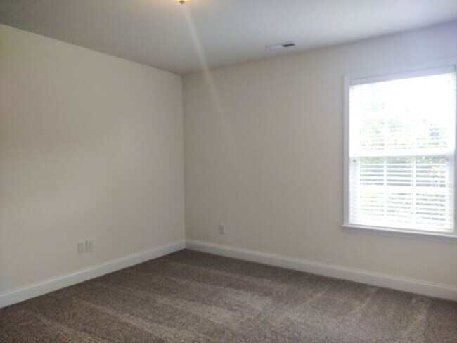 Building Photo - Beautiful Home located in the Hamilton Lak...